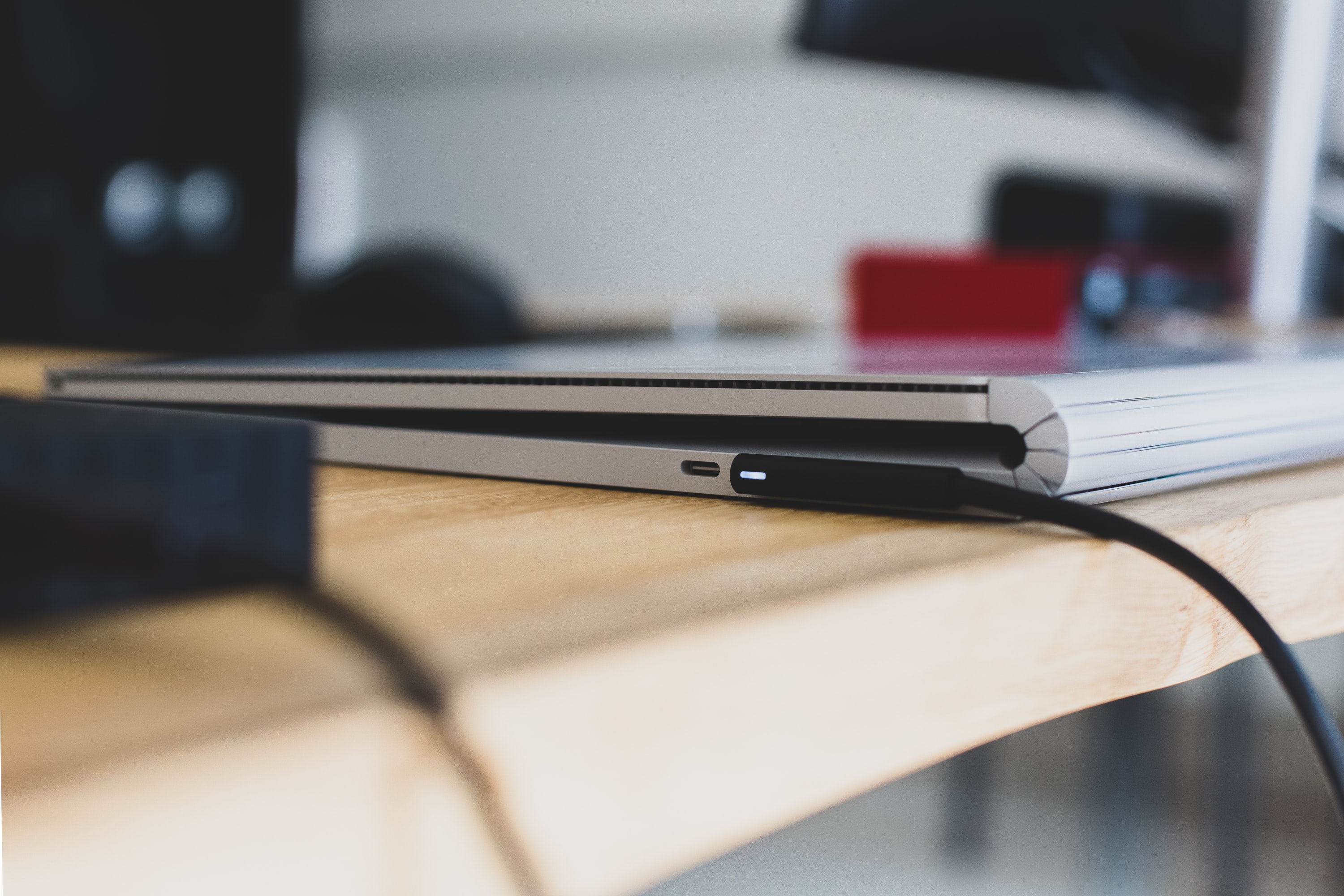 Laptop podpięty do ładowarki
